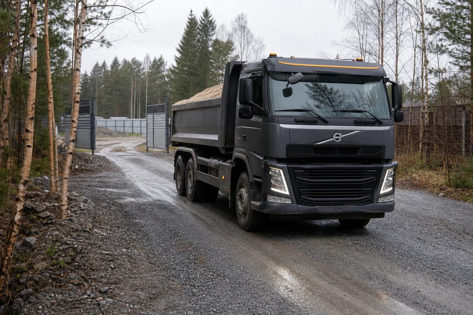 Самосвал Volvo с песком подъезжает к объекту